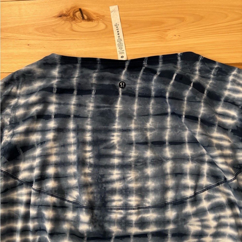 Lululemon Navy and White Tie-Dye Top
